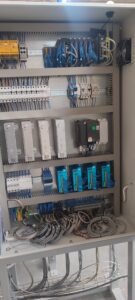 Szafa sterownicza frezarki CNC – sterownik PLC z okablowaniem
