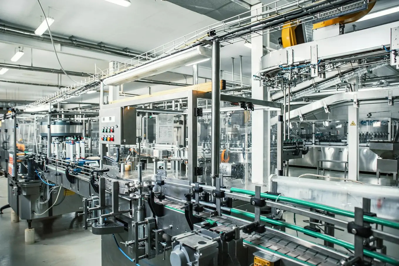 Nowoczesna zautomatyzowana linia produkcyjna przemysłowa