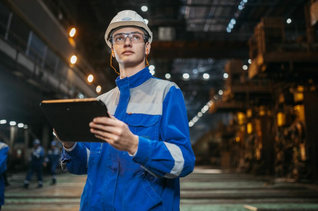 Inżynier z tabletem na hali produkcyjnej – audyt procesu przed automatyzacją